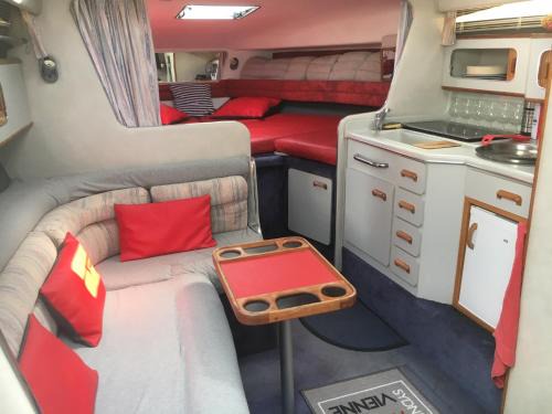 Antibes City Centre Boat Rental | Location Bateau Hôtel Antibes