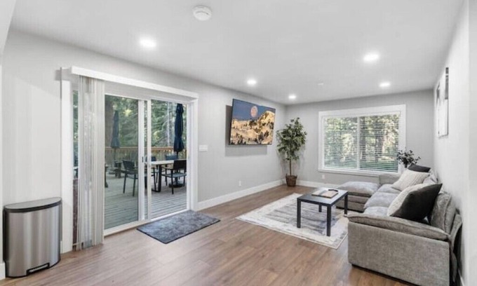Lower Kingsbury House | Location Views! 3b3.5b Sleeps 8!