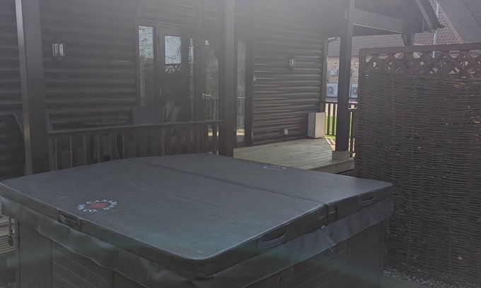 Little Stukeley Apartment | Lodge with a Lake View