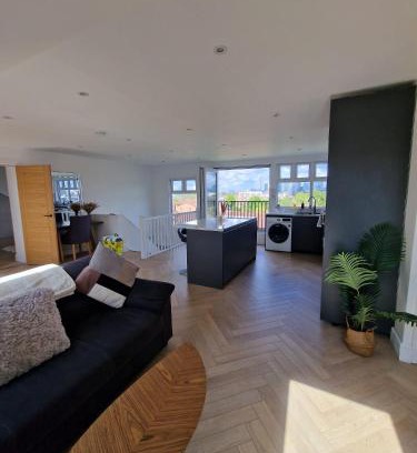 Deptford Apartment | Loft apartment with skyline views of Canary Wharf