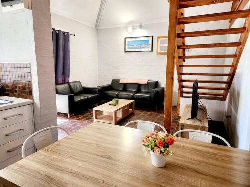 Mandurah House | Loft Villa Pool Spa & Beach Sleeps Six!