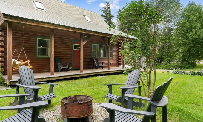 Jeffersonville Cabin | Log Cabin - Dog Friendly, Near Disc Golf & Hiking