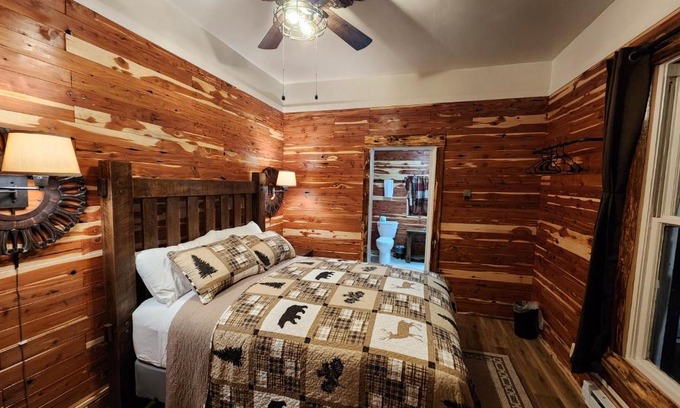 Eureka Springs Historic District Hotel | Log Cabin Inn