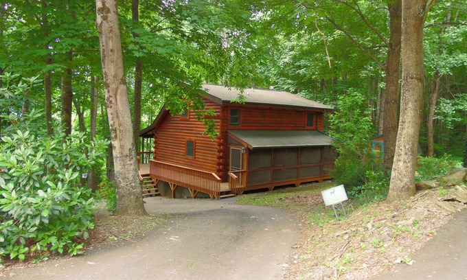 Maggie Valley Cabin | Log Cabin, MountainView, EZ Access, Playground, Fireplace, Firepit, WIFI, AC