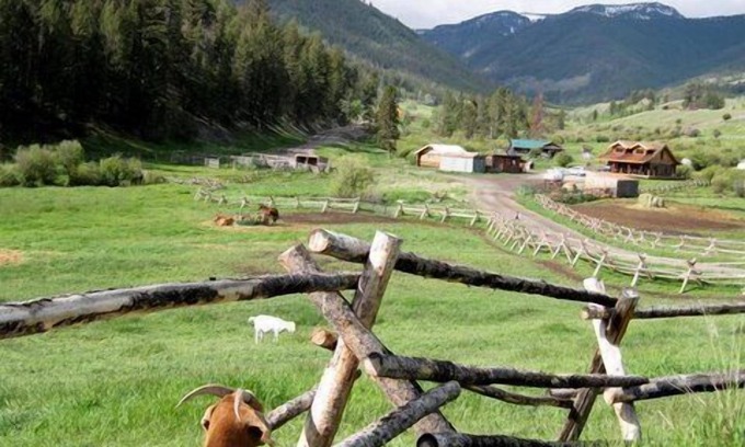 Gardiner House | Log Cabin On Historic Yellowstone Park Ranch on the McDonald Ranch