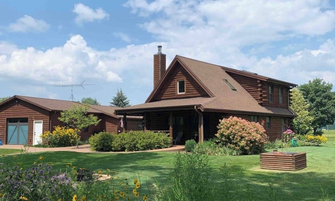 Fremont Cabin | Log Cabin on the channel to Lake Poygan
