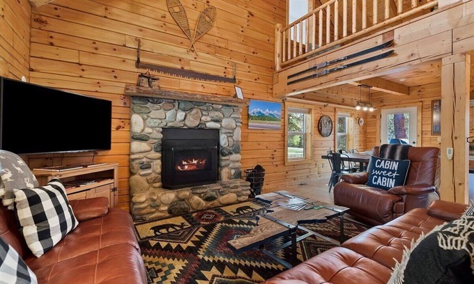 McCall Cabin | Log cabin with game room by skiing & lake