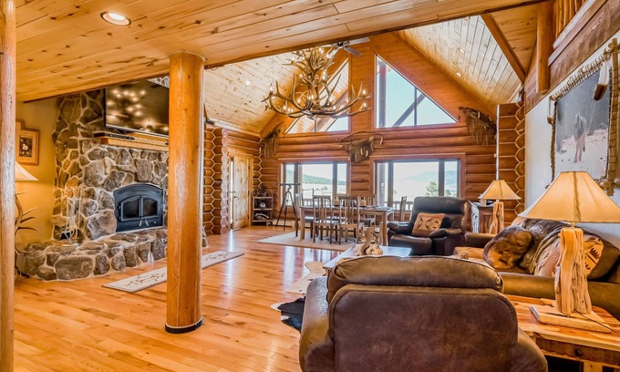 Angel Fire House | Log lodge with jetted tub, amazing mountain & meadow views & great deck