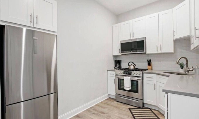 Avondale Apartment | Logan Square Corner 3BR Apt Walkable to Highlights