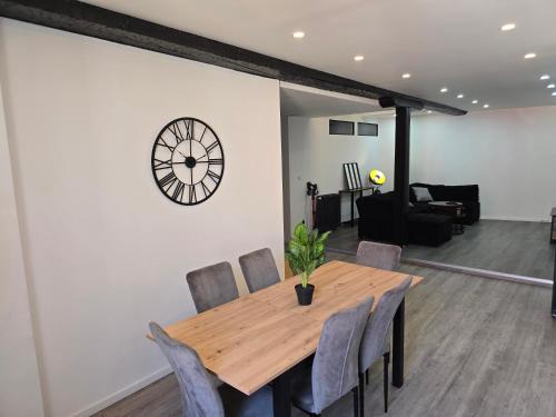 Foix Apartment | Logement entier 120m2 centre Foix -3chambres-2SDB-2wc-Parking gratuit à 1 Minute