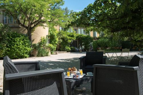 Barbentane Hotel | Logis Hôtel Castel Mouisson
