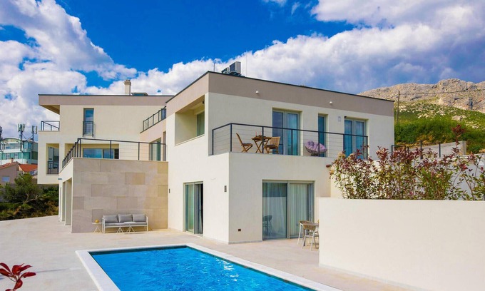Zrnovnica House | Look forward to a modern vacation home with a well-kept garden, a large terrace and high-quality fur