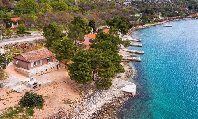 Sibuljina House | Look forward to this practical house by the sea.