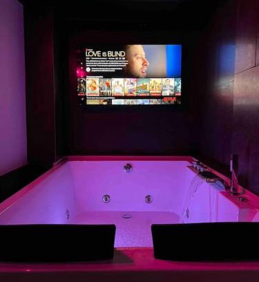 Le Mourillon Apartment | Love room avec jacuzzi toulon