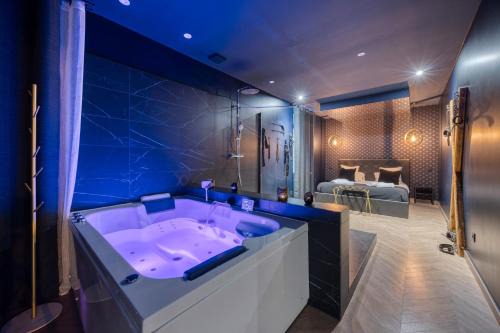 Aix-les-Bains City Center Apartment | Love Room L'Aixtase - Oasis Romantique à Aix-les-Bains