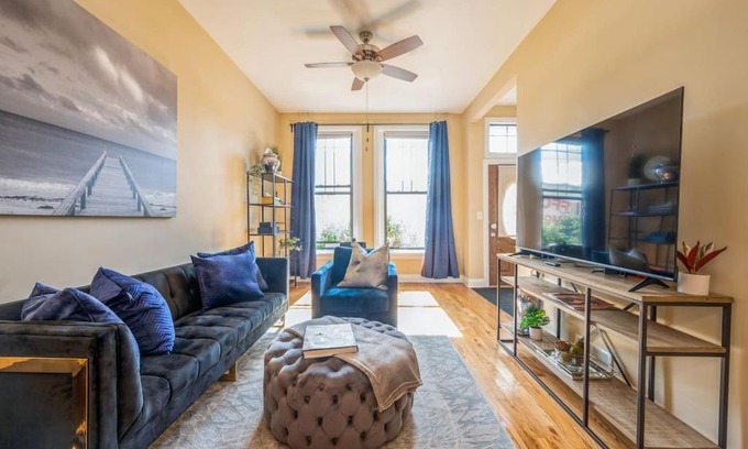 Lower West Side Apartment | Lovely 2 Bed 3 Miles from DT w Free Parking