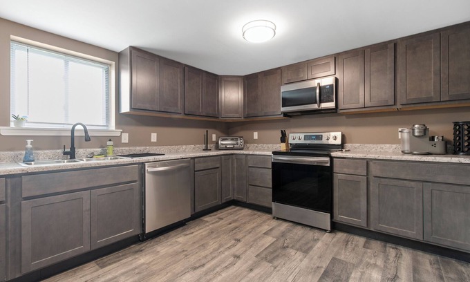 Arnold Apartment | Lovely 2-bedroom apartment with WIFI/PRIVATE PARKING/LAUNDRY