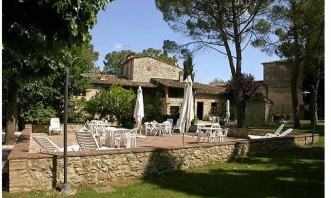 Colle di Val d'Elsa House | Lovely apartment in villa for 6 guests with pool, TV, patio, pets allowed and parking
