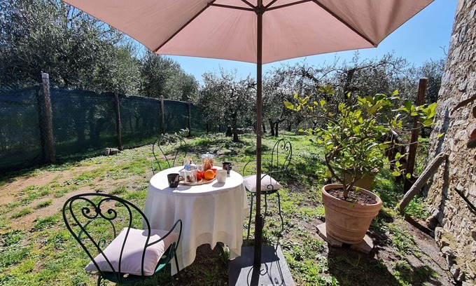 Villabuona Villa | Lovely apartment in villa for 2 guests with WIFI, TV and pets allowed, close to Lucca