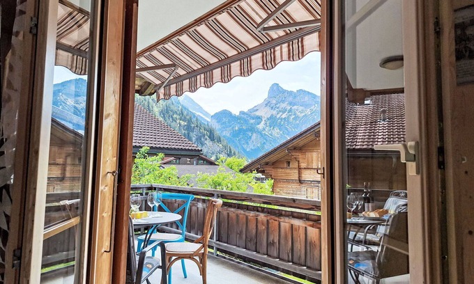 Kandersteg Apartment | Lovely apartment for 4 guests with WIFI, TV, balcony, pets allowed and panoramic view