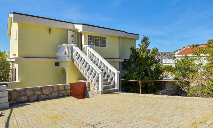Ribarica Apartment | Lovely apartment for 6 guests with WIFI, A/C, TV and terrace