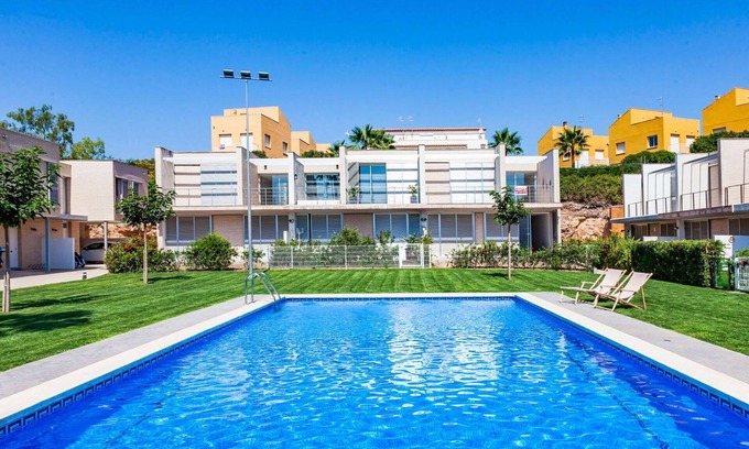 L'Ampolla House | Lovely apartment in villa for 6 guests with A/C, pool, WIFI, TV, patio, pets allowed and parking