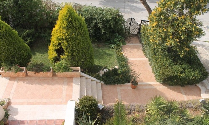 Al Jubeiha House | Lovely & Clean Apt. in a Small Family Building