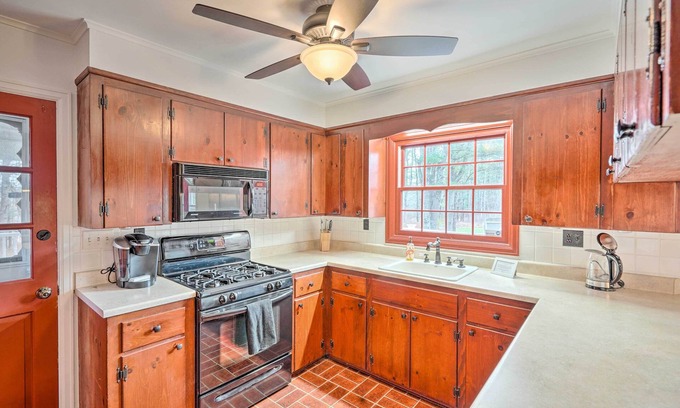 Freehold House | Lovely Freehold Home w/Deck, 16 Mi to Slopes