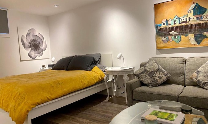 Cote-Des-Neiges—Notre-Dame-De-Grace Apartment | Lovely, fully equipped bachelor, close to all needs!