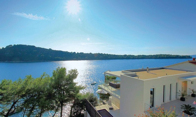 Blato House | Lovely home in Karbuni with kitchen
