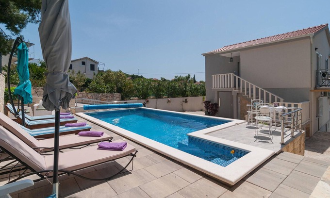 Maslinica House | Lovely home in Maslinica with WiFi