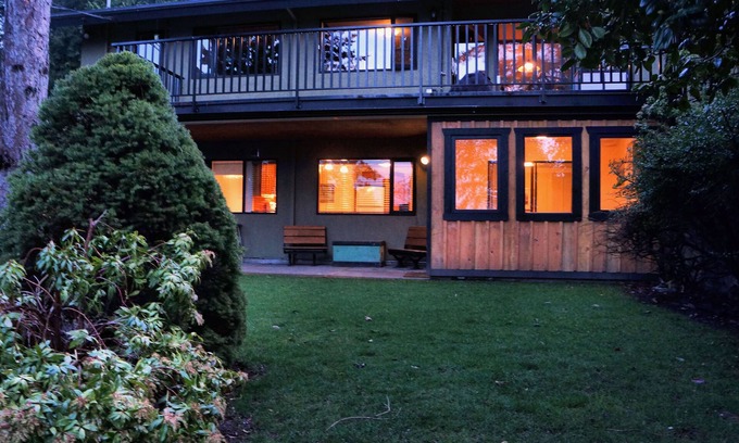 Regional District of Nanaimo House | Lovely little well appointed suite close to downtown, parks and restaurants