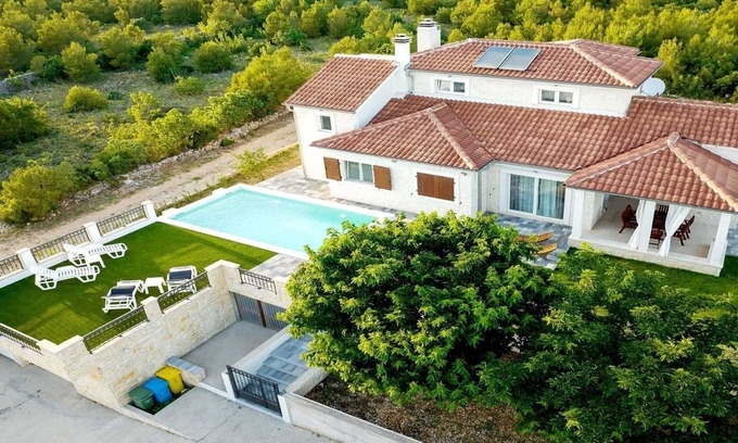 Sibenik Villa | Lovely poolside villa in Dubrava