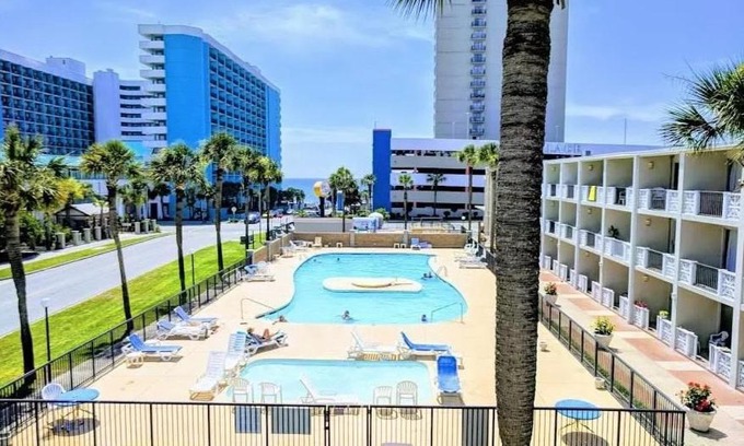 Myrtle Beach Apartment | Lovely Pool Front Studio
