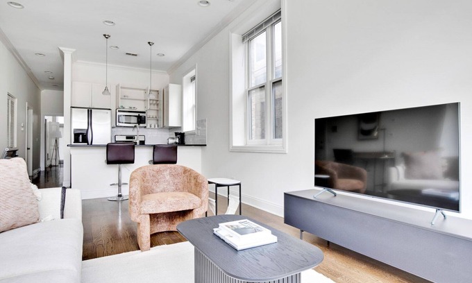 Noble Square Apartment | Lovely River West 2BR, 4 blocks from Blue Line, by Blueground