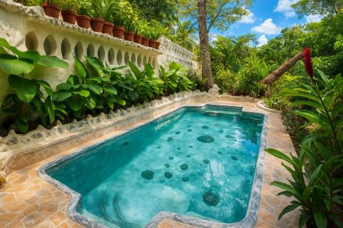 Tagaytay Apartment | Lovely Villa in Tagaytay w Pool, Billiards up to 20pax