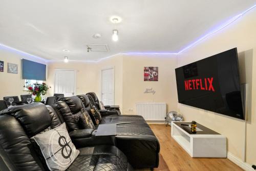 Luton Apartment | Lt Properties Unique Bungalow style Spacious one bedroom Apartment in Luton Town centre super size round bed Netflix