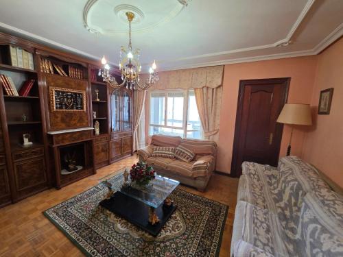 Distrito Oeste Apartment | LUR Gijón - Espacioso alojamiento de 3 hab en La Calzada - VUT-7016-AS
