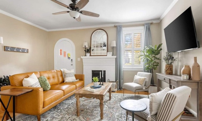 Earlewood House | Lush 4BR on Lincoln | Mins to USC | Sleeps 8