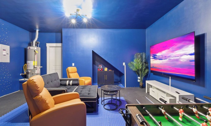 Del Valle House | Lux 3bd, Game room with 85" TV, gym, firepit, Minutes to Tesla, COTA, Airport