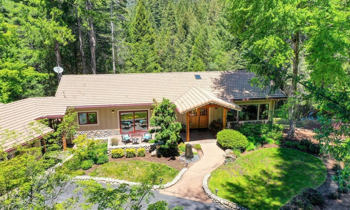 Nevada City Cabin | Lux, creekfront 8-acre retreat with hot tub
