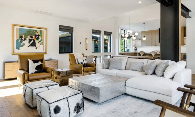 Olympic Valley Cabin | Lux Spacious Palisades Tahoe Home | Beautifully Decorated| Spacious Decks