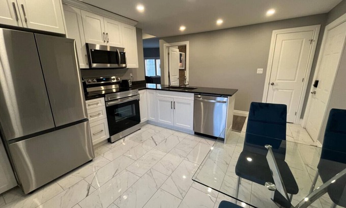 East Windsor Hotel | Luxe 2 bed in the Heart of it Walkerville!