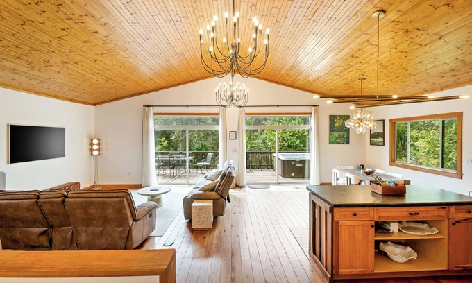 Luray House | Luxe Hot Tub Game Room 29 Min to Shenandoah National Park River 5 Acres