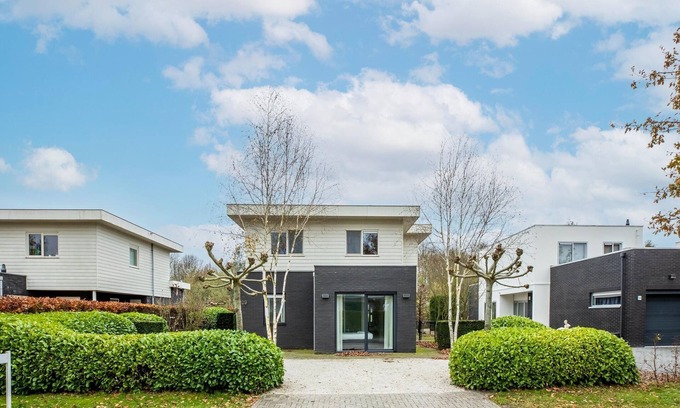 Zeewolde House | Luxurious 12-person houseboat with jacuzzi, sauna, 5 bedrooms, and garden by the water. Includes swim ladder, covered balcony, and large dining table. Located at Villa Resort Harderwold near the Veluwemeer!