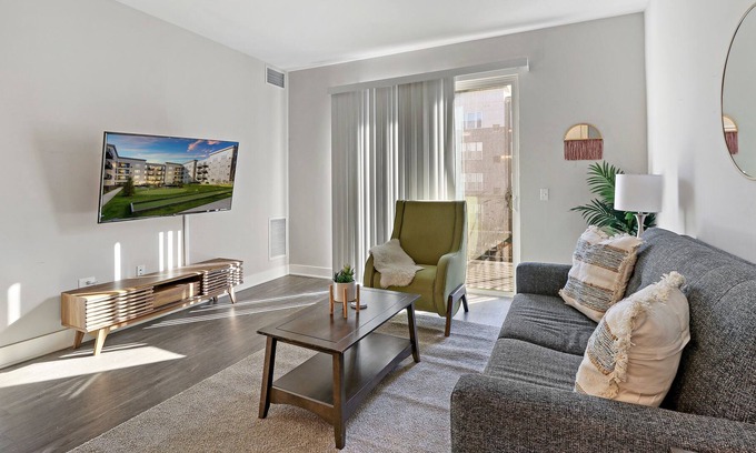 Oakbrook Terrace Condo | Luxurious 1BR Apt in Oakbrook