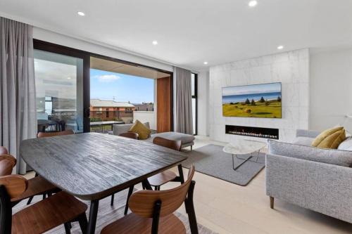 Apollo Bay House | luxurious 4 Bedroom Ocean View Holiday House