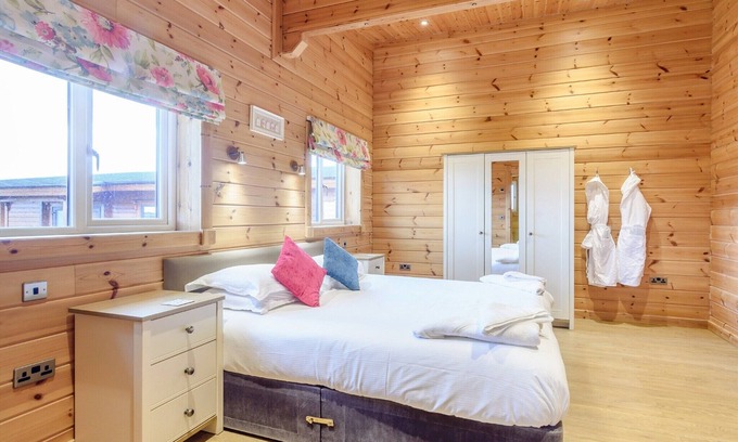 Hollym Ski Chalet | Luxurious and contemporary Finnish log lodge.