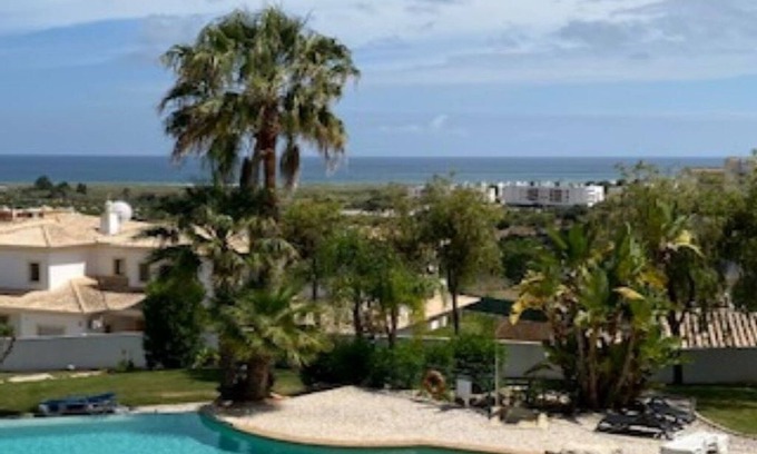 Albardeira Apartment | Luxurious apartment, sea view, pool, large gardens and tennis court