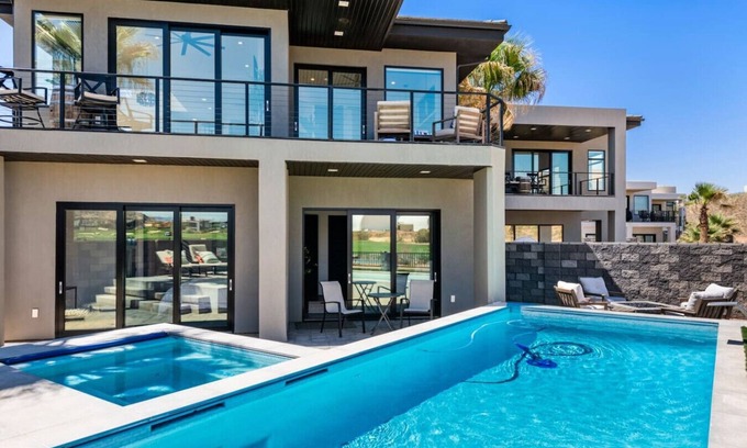 Hurricane Apartment | Luxurious Golf Haven ~ Pool & Spa ~ Stunning View